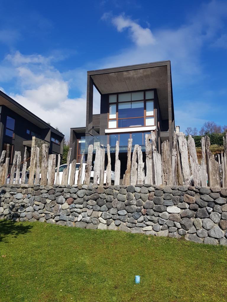 Casa de ensueño con vistas al lago: terraza encantadora, chimenea cálida y un oasis de tranquilidad